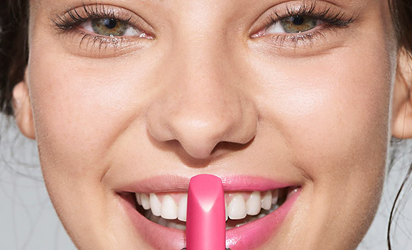 Mujer aplicando balsamo labios